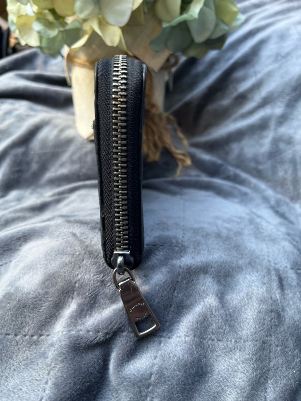 EUC ~ Coach Accordion Zip Wallet in Signature Embossed Leather - Black - Picture 6 of 11